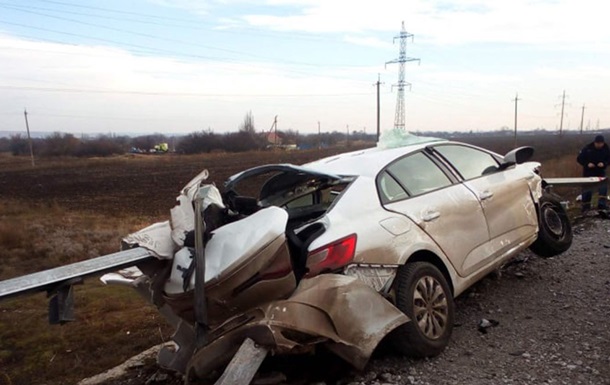 На Дніпропетровщині легковик налетів на відбійник, загинув водій