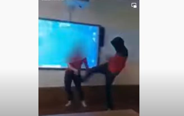 Побиття школярки прямо в класі потрапило на відео