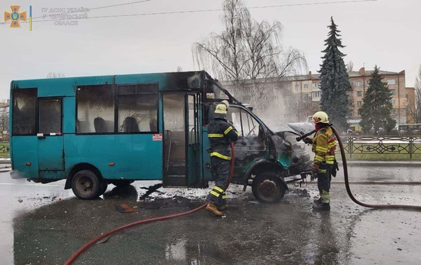 У Чернігові після зіткнення з тролейбусом спалахнула маршрутка