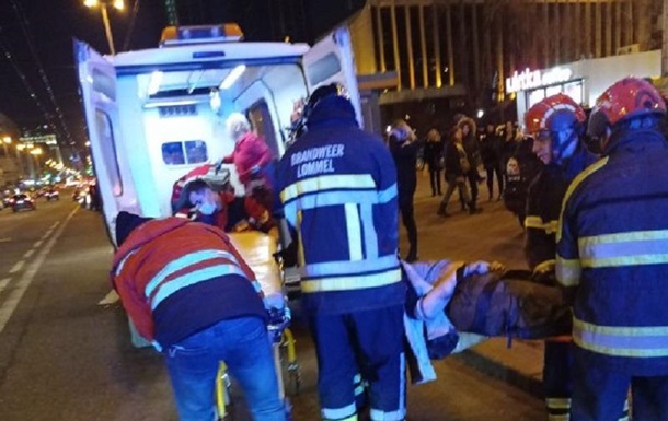 Жінку, що впала під поїзд у метро Києва, врятували