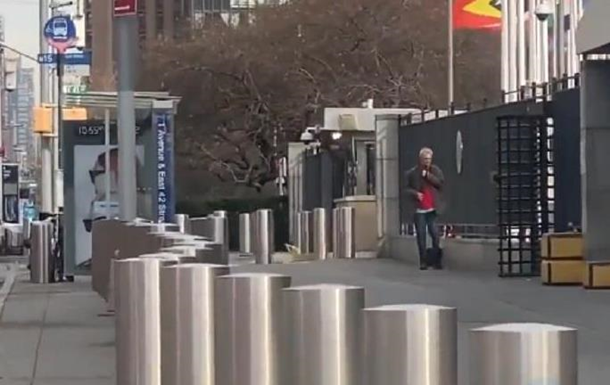 У Нью-Йорку біля штаб-квартири ООН озброєний чоловік здався поліції