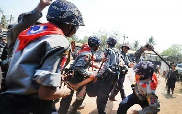 Хунта расстреляла толпу протестующих в Мьянме - HRW