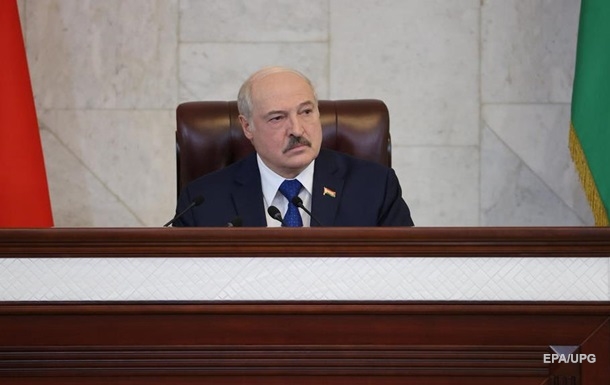  Валізи викладіть назад : Лукашенко поки що не видворятиме дипломатів