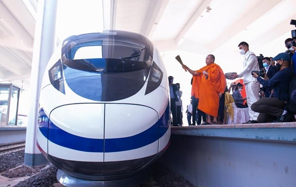 Китай та Лаос запустили тисячокілометрову залізницю