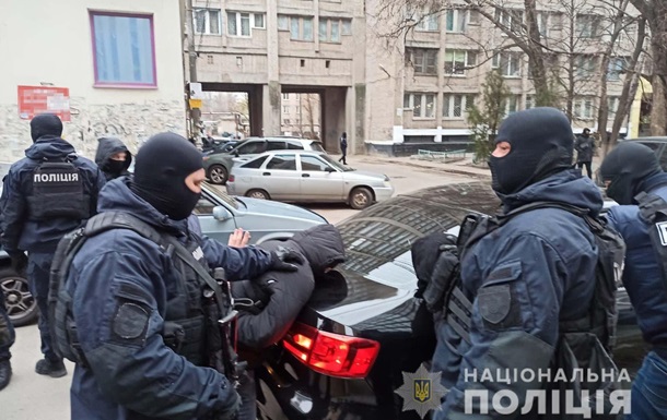 В Днепре задержали трех вооруженных иностранцев, грабивших квартиры