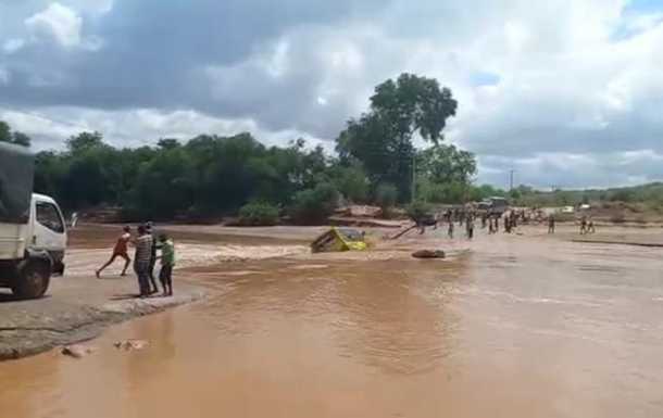 В Кении автобус упал в реку: 23 человека погибли