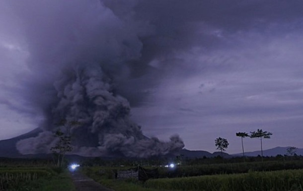 В Індонезії почав вивергатися вулкан: є жертви