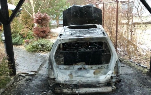 В Ужгороді спалили автомобілі журналіста та його дружини