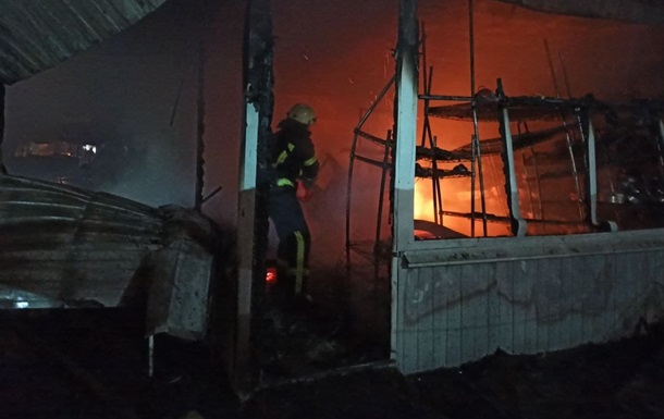 Пожар на рынке в Киеве - фото