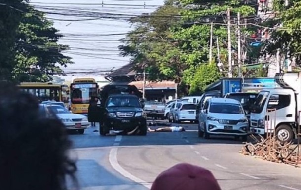 У М янмі авто військових протаранило натовп протестувальників, є загиблі