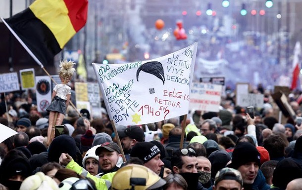 Брюссель: акція коронаскептиків завершилася зіткненнями з поліцією