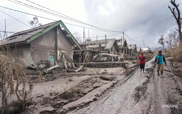 На острові Ява вулканічний попіл засипав будинки