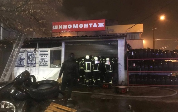 В Киеве горел пункт шиномонтажа