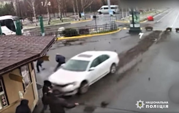 Иностранец на авто протаранил ворота резиденции Януковича