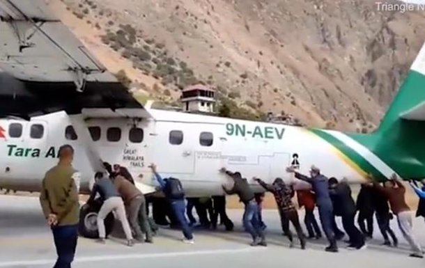 В Непале пассажиры толкали самолет