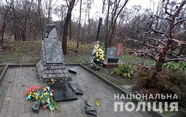 В Первомайске повредили памятник героям Небесной Сотни
