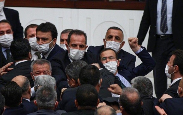 У парламенті Туреччини депутати полізли в бійку
