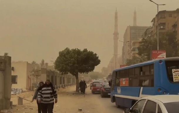 У Каїрі вирувала потужна піщана буря