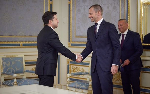 Зеленский встретился с президентом УЕФА и вручил ему орден