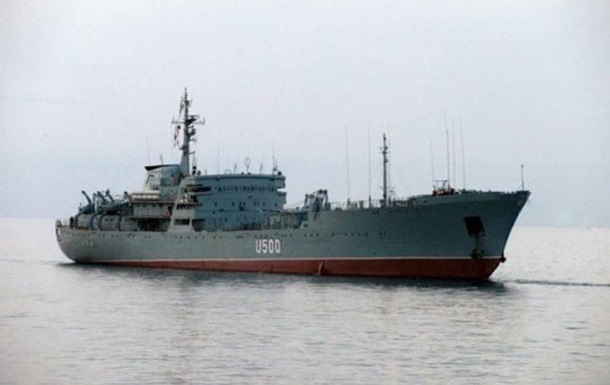 Український корабель, що рухався до Керченської протоки, змінив курс