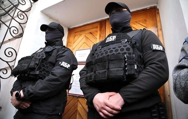 На Київщині директора фірми та брокера викрили у несплаті податків