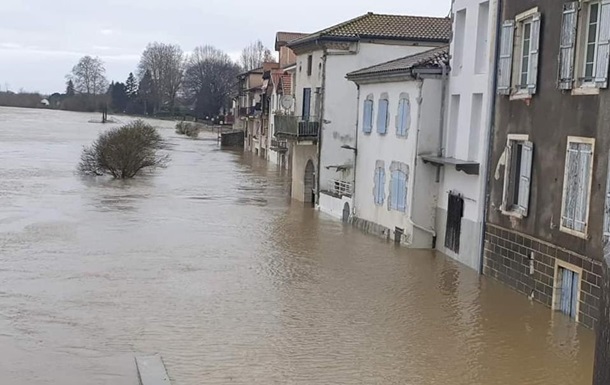 З явилися кадри масштабних повеней у Франції