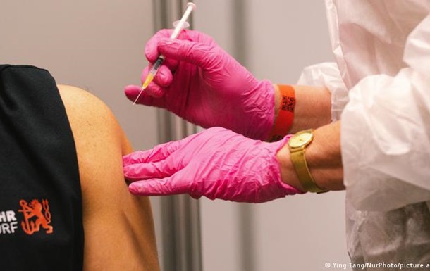 У Німеччині вперше схвалили обов язкову вакцинацію для низки професій