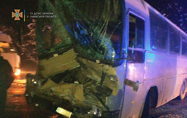 На Львівщині семеро людей постраждали в ДТП із вантажівкою