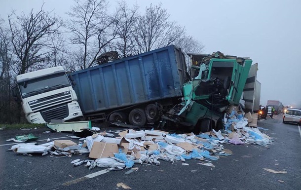 Під Миколаєвом у ДТП за участю двох вантажівок загинула людина