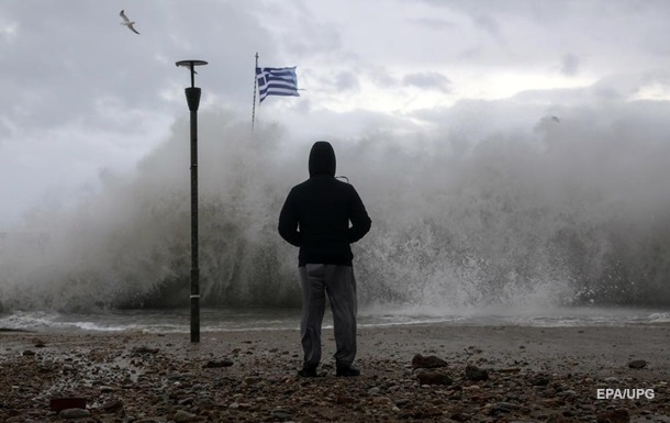 У Греції шторм спровокував повені: загинула людина