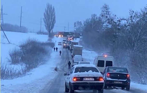 Снігопади на Рівненщині викликали затори на дорогах