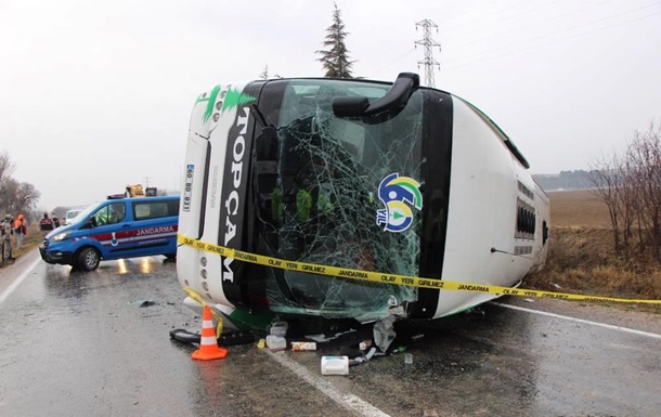В Турции перевернулся автобус с пассажирами, есть погибшие 
