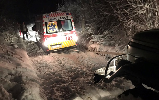 Негода в Україні: повалені дерева, авто застрягли у кучугурах
