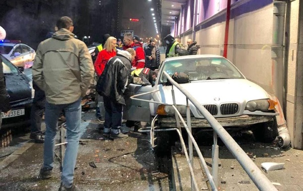 В Киеве водитель снес два авто и врезался в ТРЦ