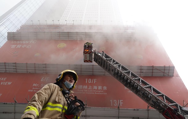 У Гонконгу горить хмарочос, сотні людей у пастці
