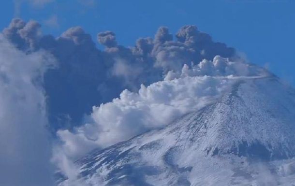 В Италии вулкан Этна выбросил огромный столб пепла