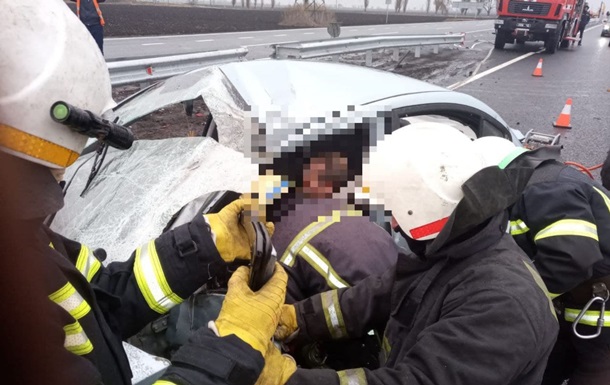 На Дніпропетровщині легковик влетів під вантажівку: троє постраждалих