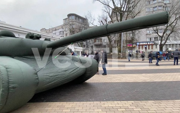 A protest action with inflatable tanks is underway in Kiev