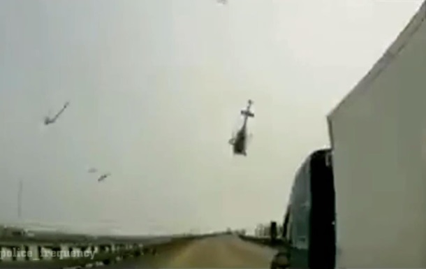 У США вертоліт упав на жваву трасу