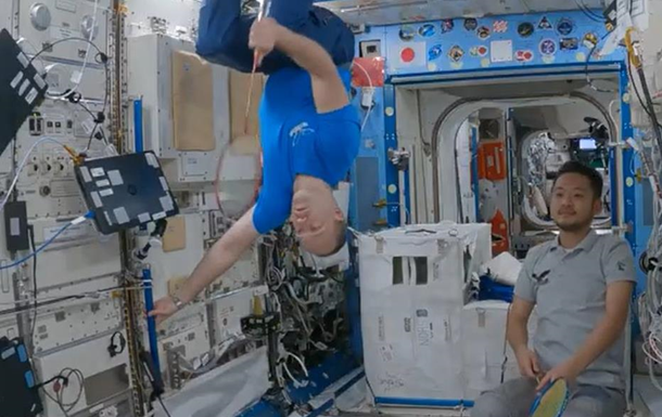 На МКС астронавти та туристи зіграли у бадмінтон