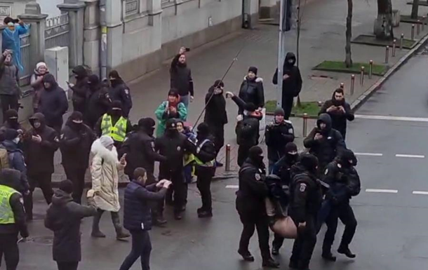 Біля Ради поліція затримує ФОПів-протестувальників