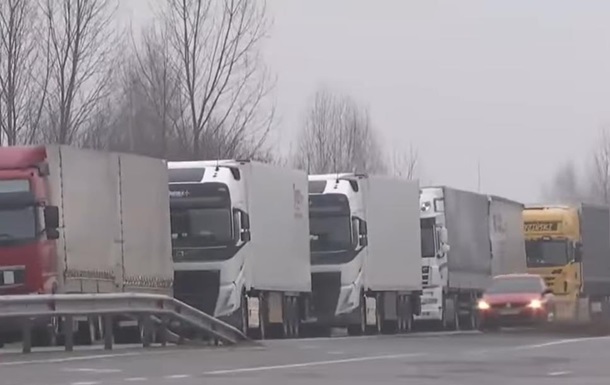 На кордоні з Польщею застрягли 500 вантажівок