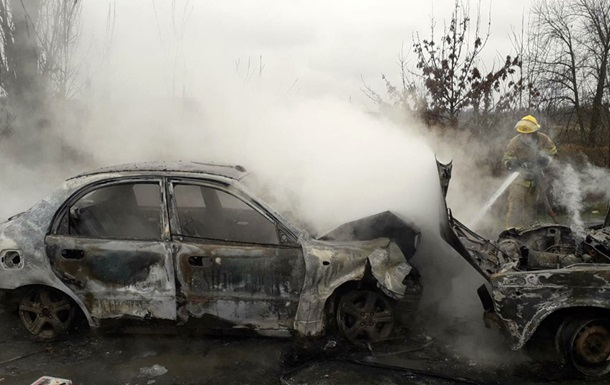 На Дніпропетровщині два легковики зіткнулися лоб у лоб і загорілися