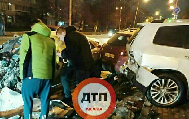У Києві легковик протаранив 15 припаркованих авто, водій утік