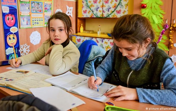 Святкові побори в українській школі: корупція чи ні