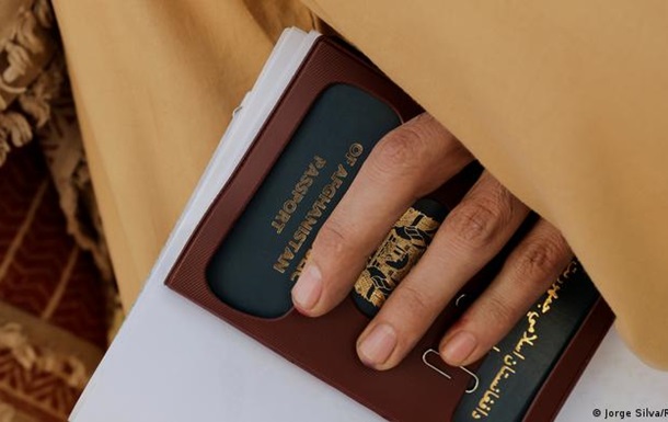 Талібан пообіцяв відновити видачу паспортів афганцям