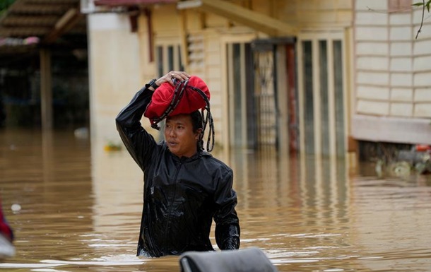 Понад 20 тисяч малайзійців полишили свої домівки через повені
