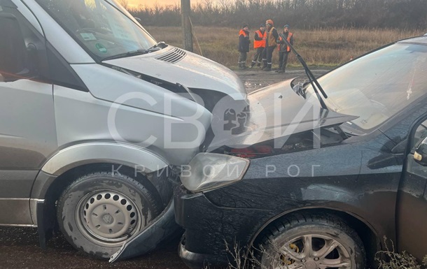 В Кривом Роге авто без водителя врезалось в маршрутку, двое пострадавших 