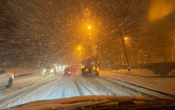 Київ через снігопад скували затори