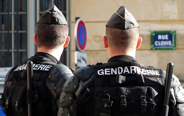 У Парижі озброєний чоловік захопив заручників
